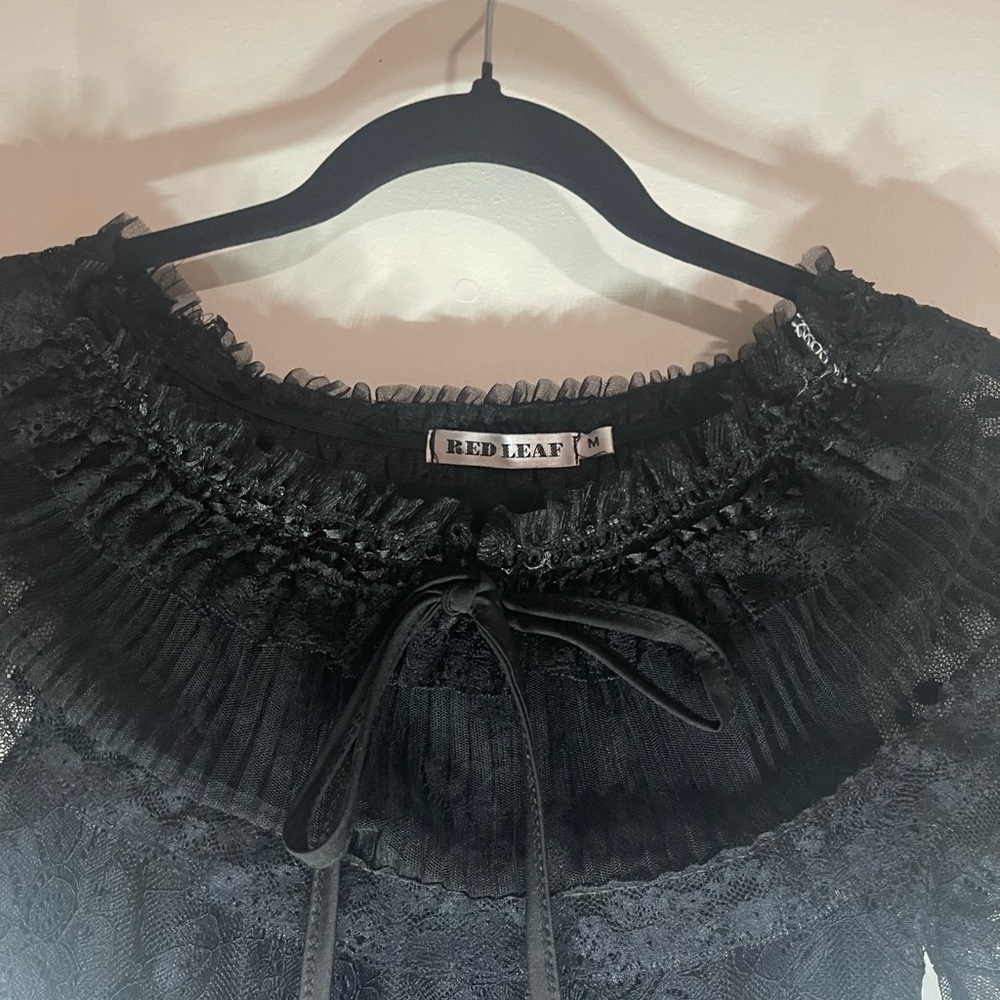 Elegant Black Lace Blouse with Bow Detail - Picture 4 of 6